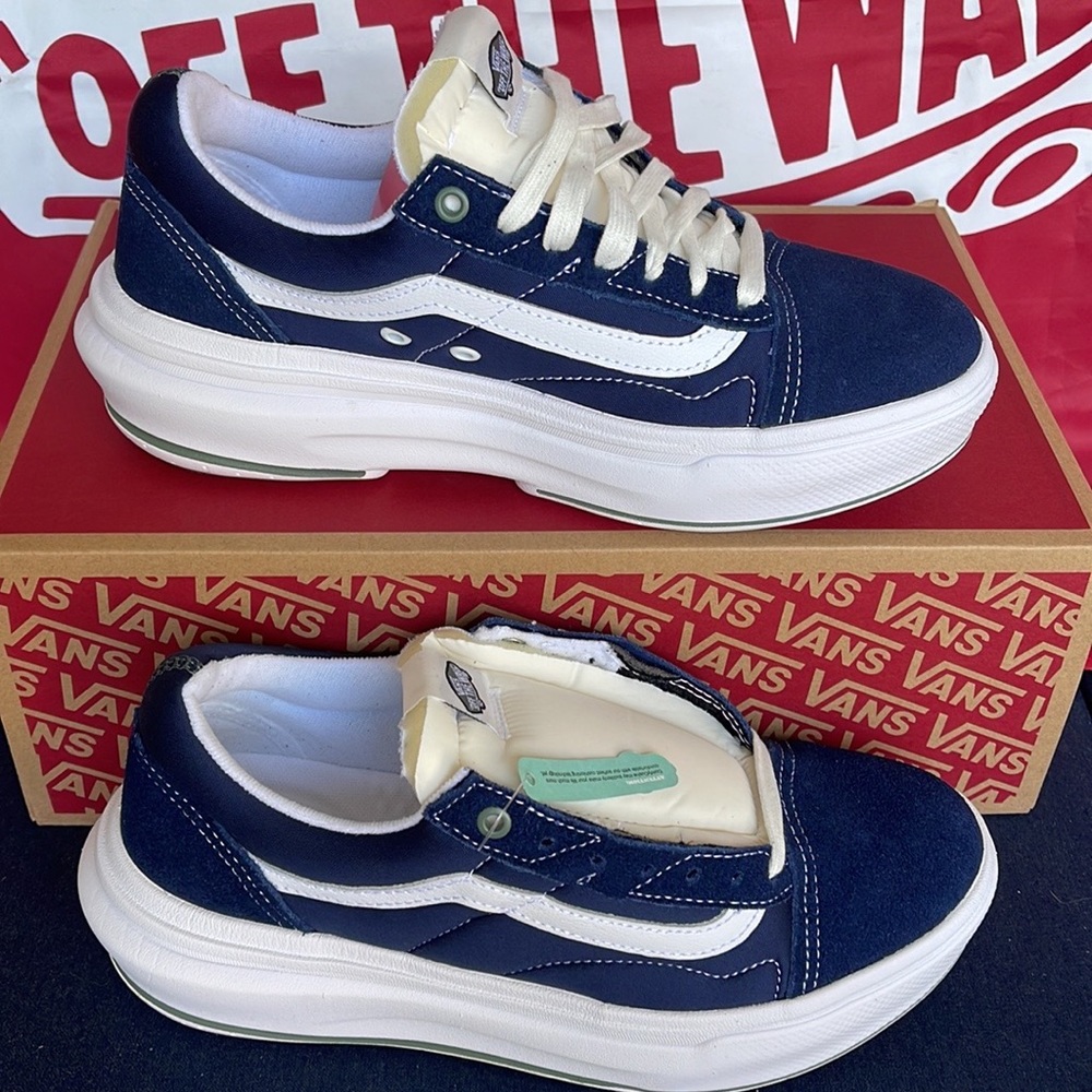 Vans Men’s Old Skool Over
Pop Color Dress Blues
VNOA7Q5ELKZ
platforms - sneakers - Picture 10 of 16